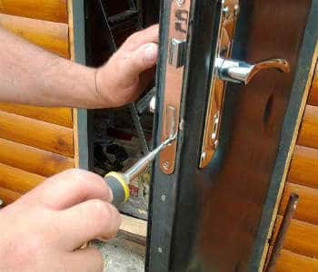 Как отремонтировать входную металлическую дверь