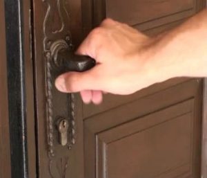 Как закрыть дверь без ключа?